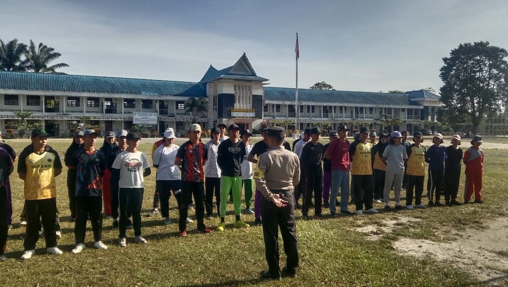 Polsek Raya Latih Paskibra Kecamatan Raya untuk Sambut HUT RI Ke-79