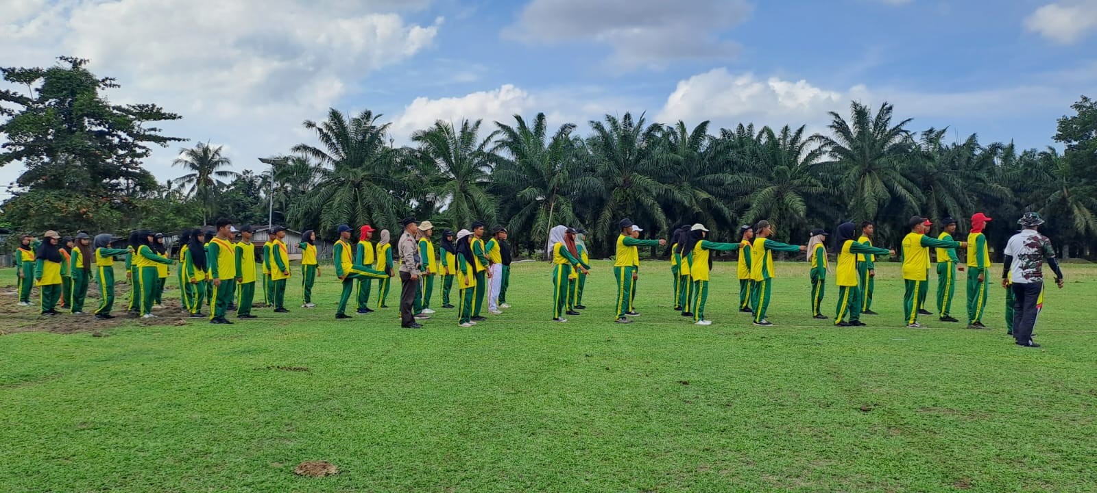 Polsek Bosar Maligas dan Koramil 07/BM Latih Paskibra Yayasan Pendidikan MAS Nurul Hikmah di Stadion