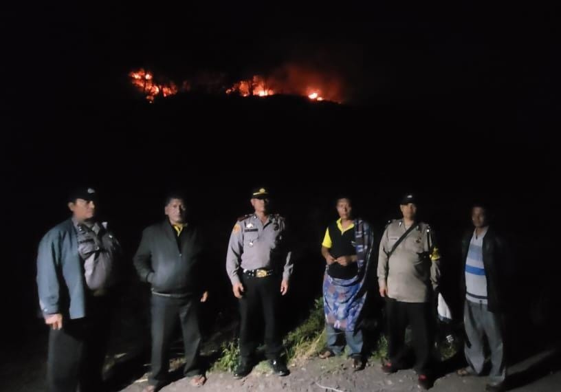 Kebakaran Hutan di Gunung Sipiso-Piso, Polsek Saribudolok Berupaya Padamkan Api