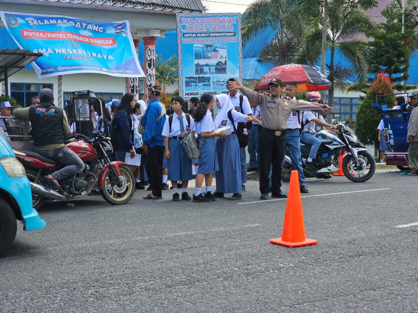 Polsek Raya Lakukan Pengaturan Lalu Lintas di Jalan Sutomo, Warga Beraktivitas Lancar