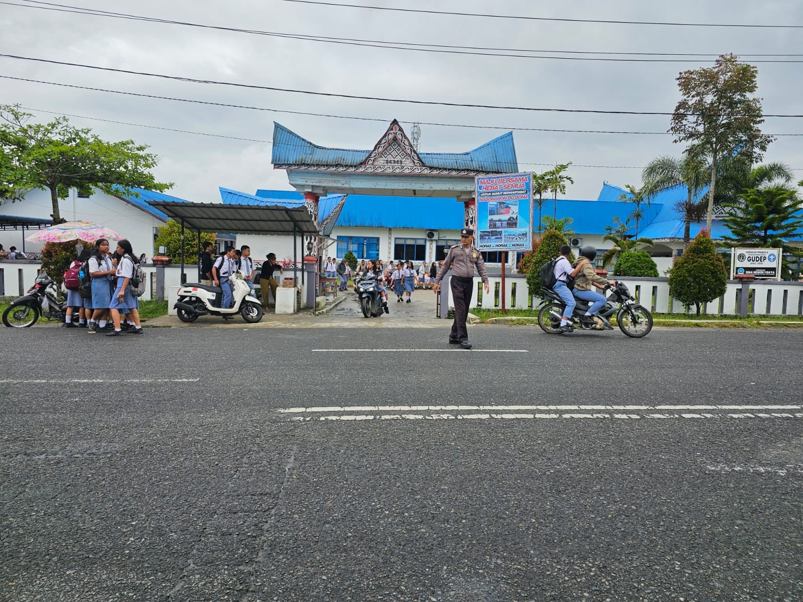 Polsek Raya Jaga Kelancaran Lalu Lintas di Jalan Sutomo Melalui Operasi Strong Point