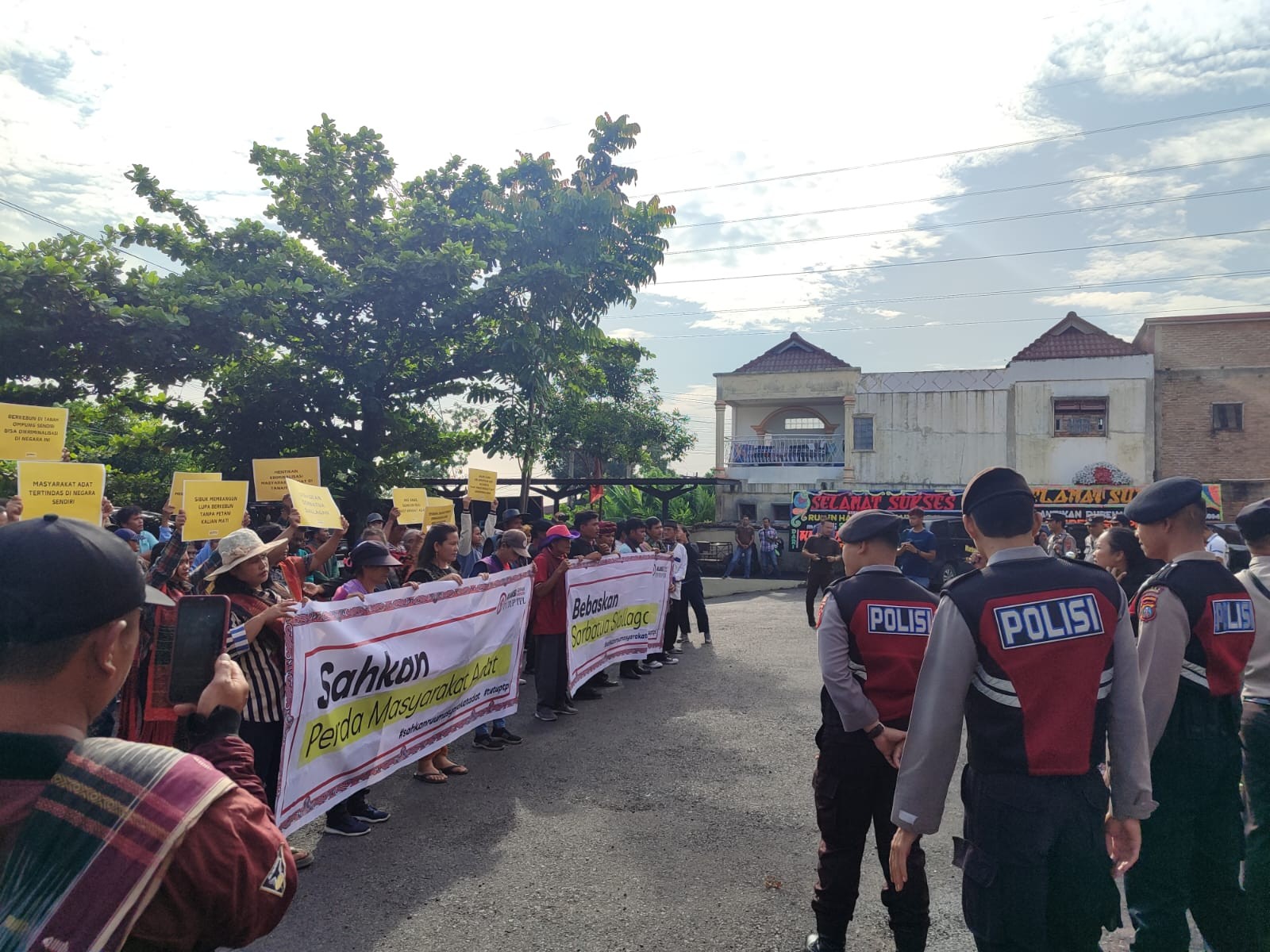 Personel Sat Samapta Polres Simalungun Amankan Aksi Unjuk Rasa di Kantor Pengadilan Negeri Simalungu