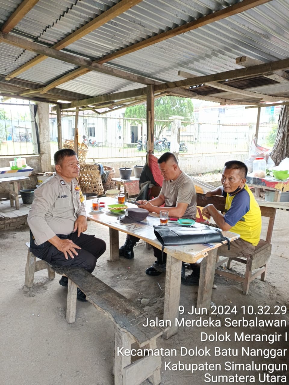 Bhabinkamtibmas Polsek Serbalawan Lakukan Sambang dan Patroli di Warung Kopi Ibu M. Sipahutar