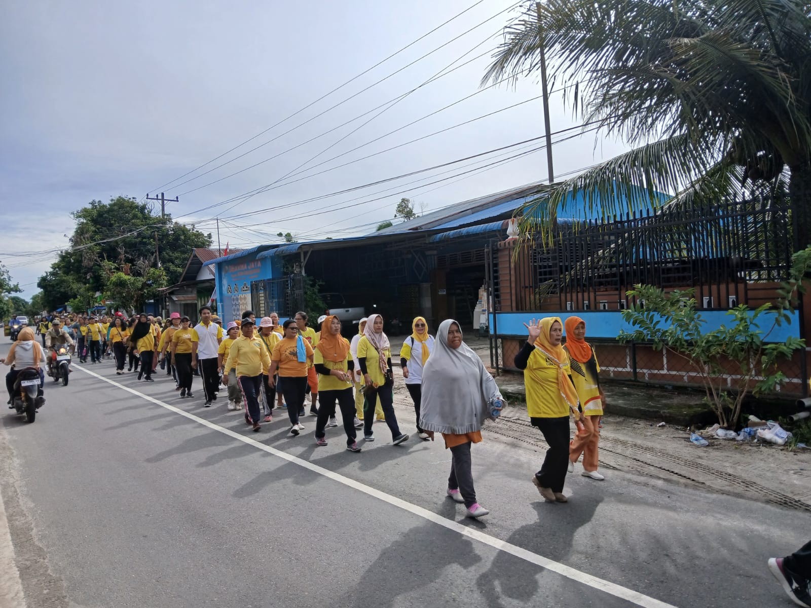 Polsek Tanah Jawa Gelar Jalan Santai dan Senam Sehat Bersama Masyarakat Nagori Tanjung Pasir