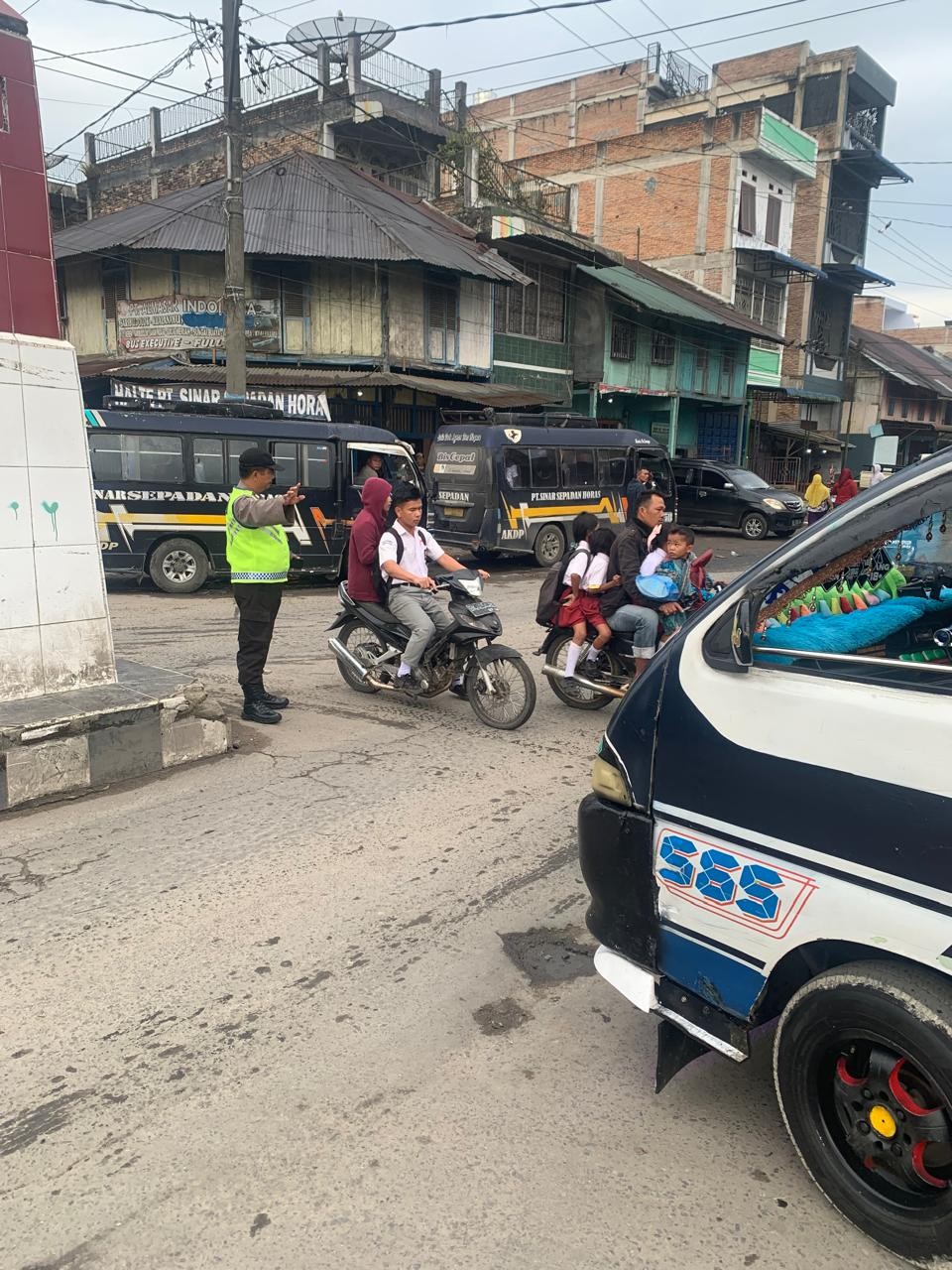 Polsek Saribudolok Gelar Strong Point Pagi di Jalan Lintas Saribudolok - Kabanjahe