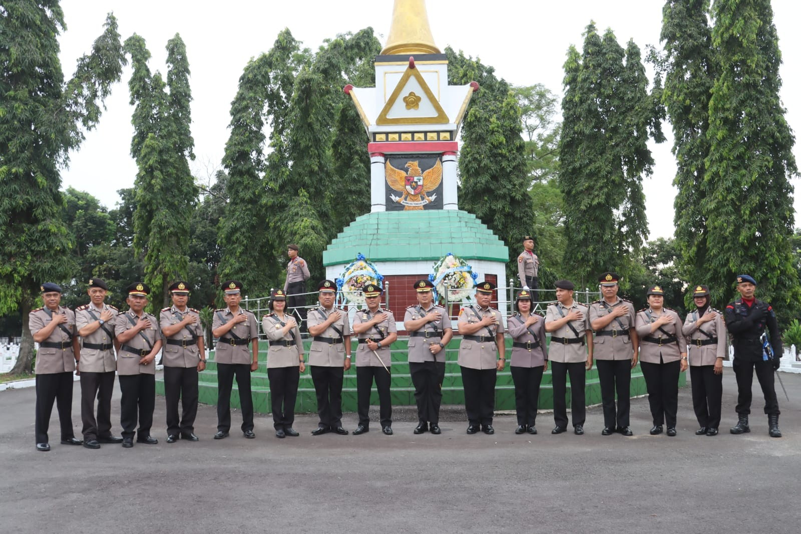 Kompak Polres Simalungun Gelar Tabur Bunga di Taman Makam Pahlawan Pematang Siantar dalam Rangka Har