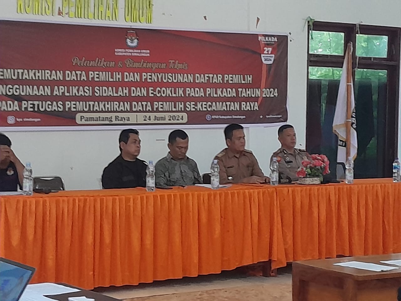 Kapolsek Raya Hadiri Pelantikan dan Bintek Pantarlih untuk Pemilukada di Kecamatan Raya