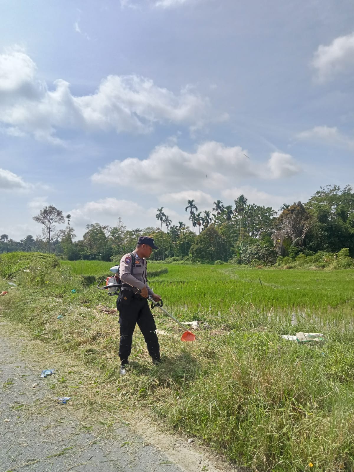 Polsek Sidamanik Gelar Gotong Royong Marharoan Bolon di Jalan Raya Pam Sidamanik