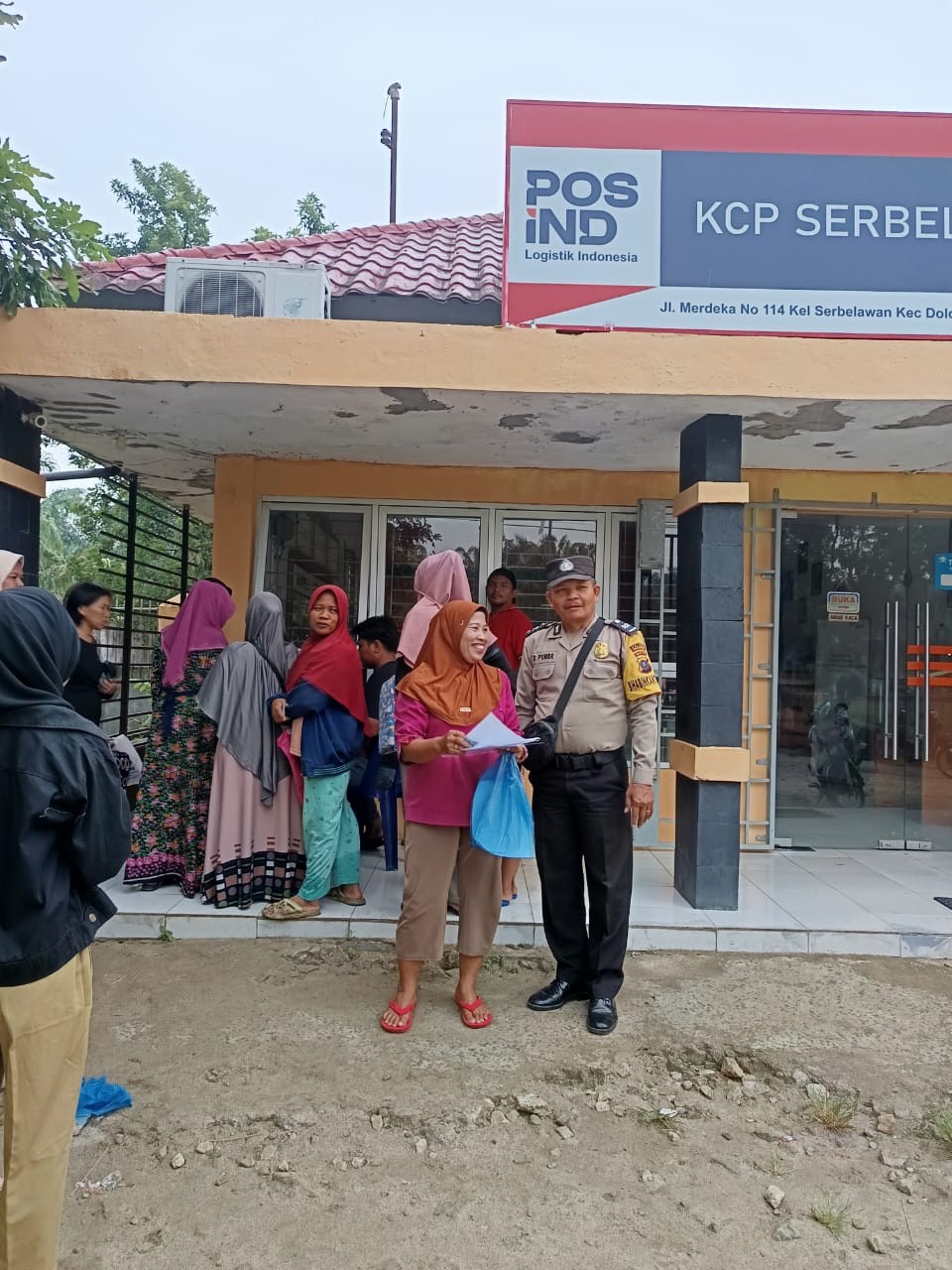 Polsek Serbalawan Lakukan Pengamanan dan Monitoring Pembagian Beras Bantuan di Serbalawan