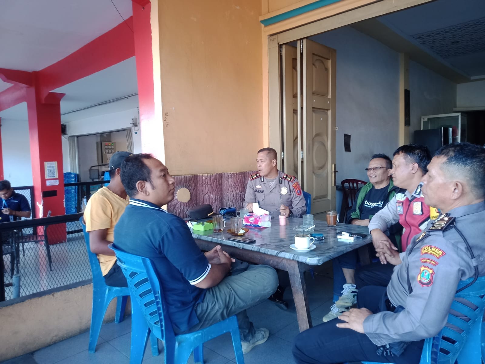 Polsek Parapat Gelar Kegiatan Sambang dan Binluh di Kedai Kopi Pak Sembiring