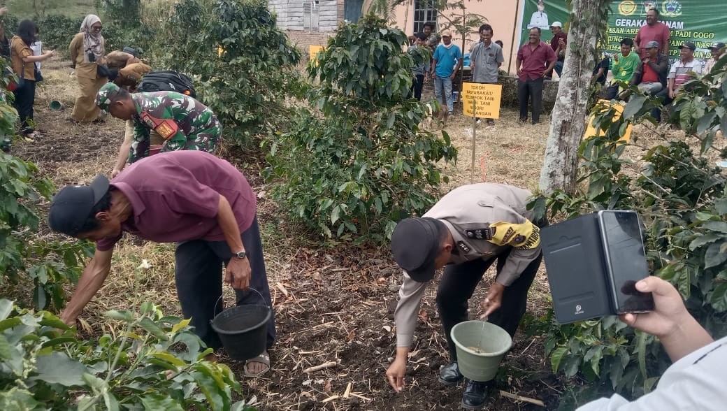 Polsek Raya Hadiri Gerakan Tanam dan Perluasan Areal Tanam Padi Gogo di Dolog Masagal