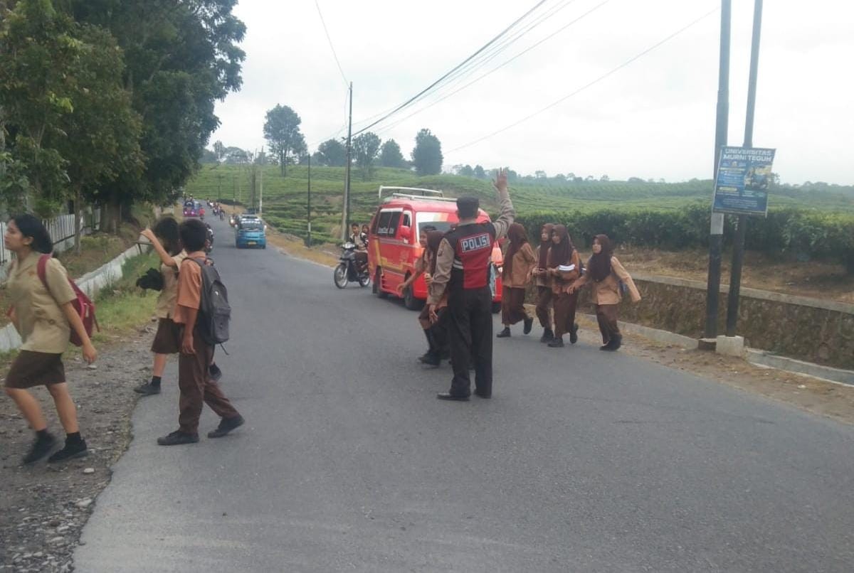 Polsek Sidamanik Gelar Kegiatan Strong Point di Depan SMA Negeri I Sidamanik untuk Menjaga Kelancara