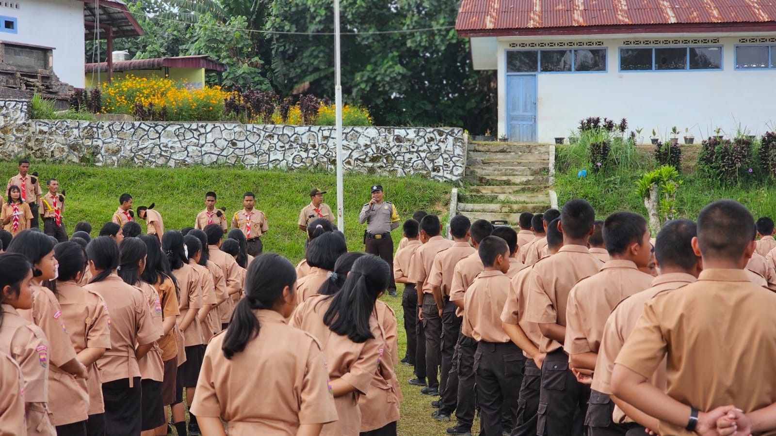 Polsek Raya Gelar Patroli Dialogis dan Police Goes To School di SMA Swasta GKPS 1 Pematang Raya