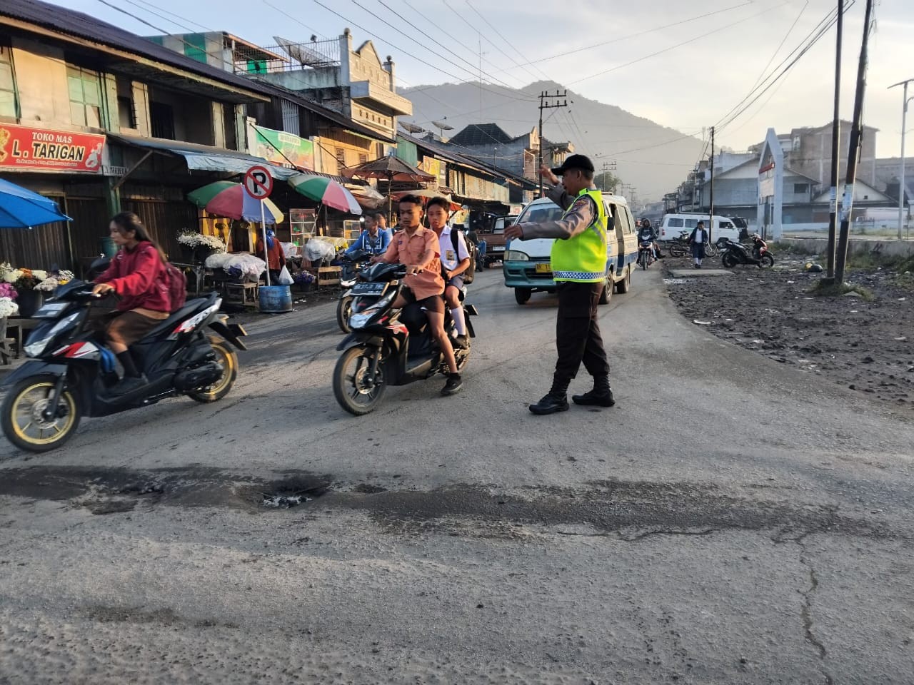 Penjagaan dan Pengaturan Lalu Lintas di Saribudolok Lancar Berkat Strong Point Polsek Saribudolok