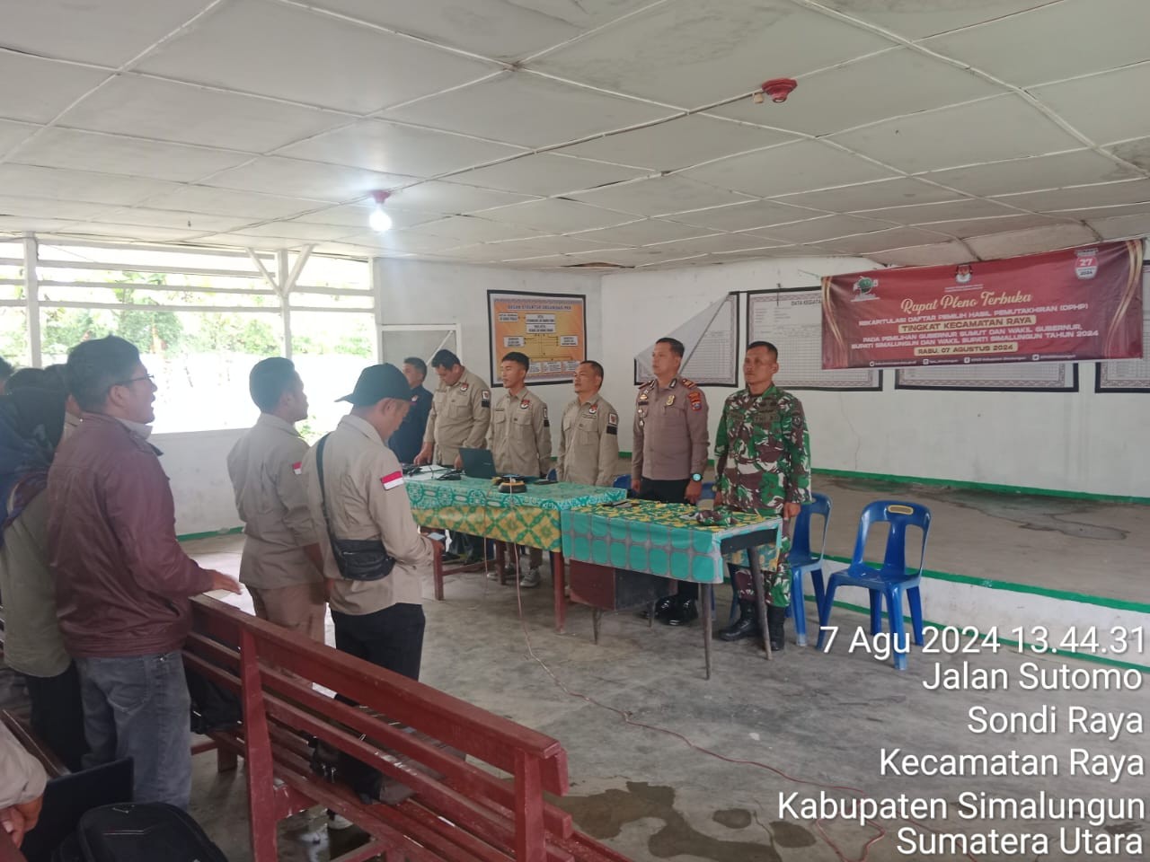 Kapolsek Raya Hadiri Rapat Pleno Terbuka Rekapitulasi DPHP untuk Pemilu 2024 di Kecamatan Raya