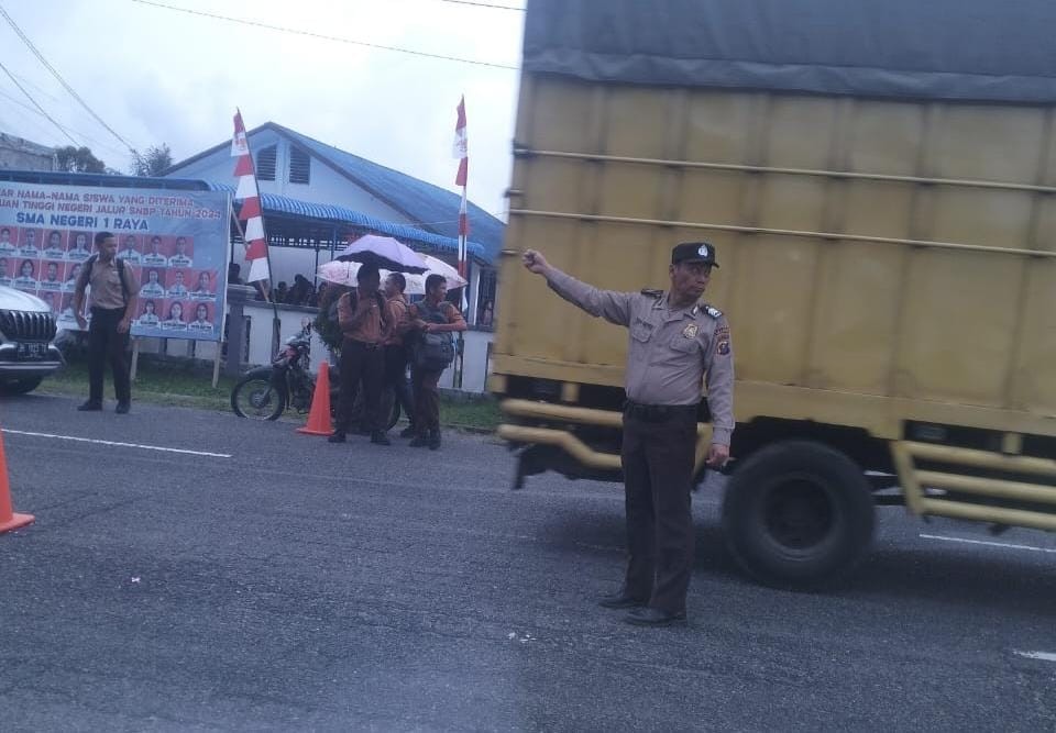 Polsek Raya Amankan Lalu Lintas di Jalan Sutomo dalam Kegiatan Strong Point