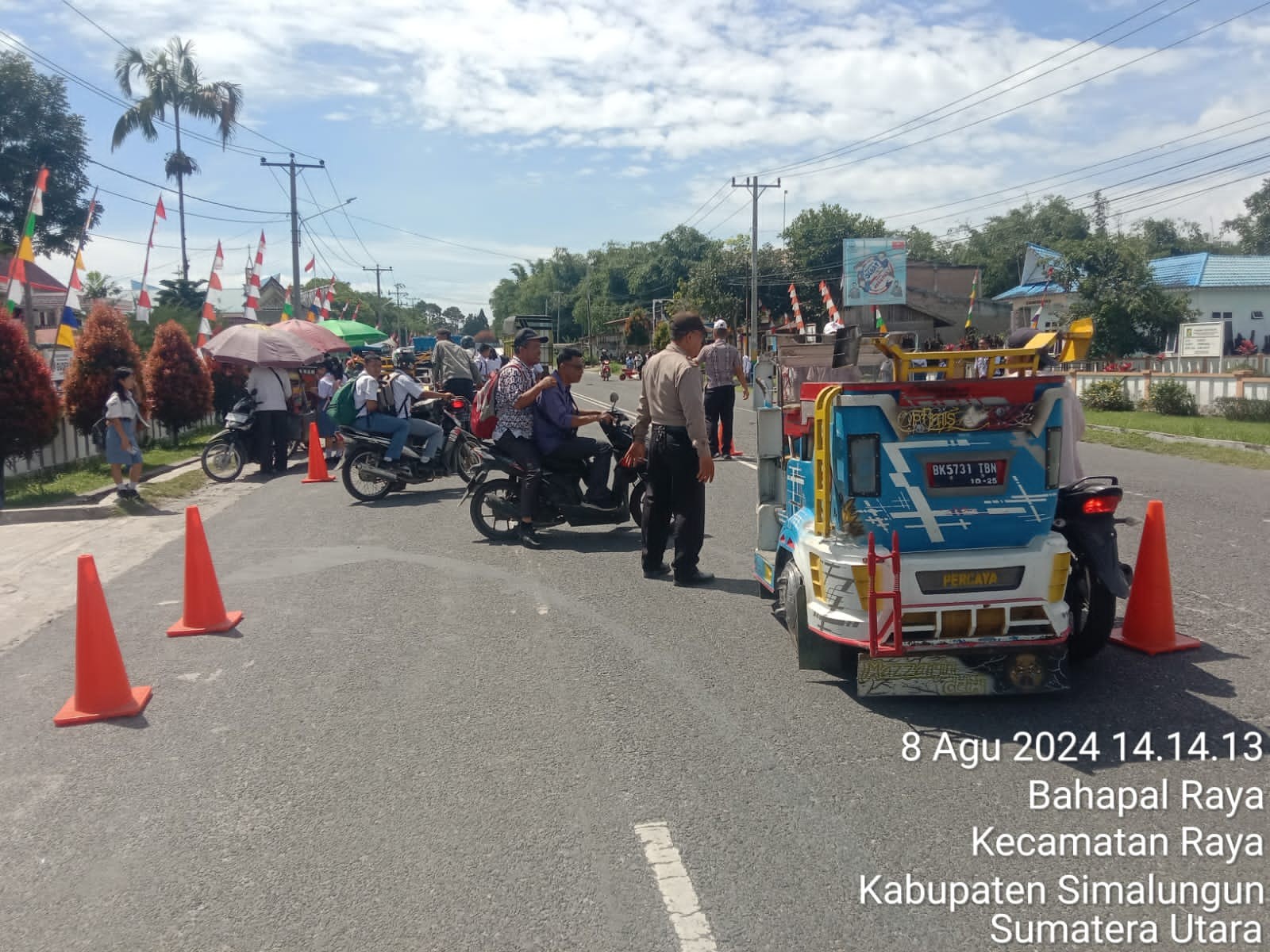 Personil Polsek Raya Amankan Arus Lalu Lintas di Jalan Sutomo