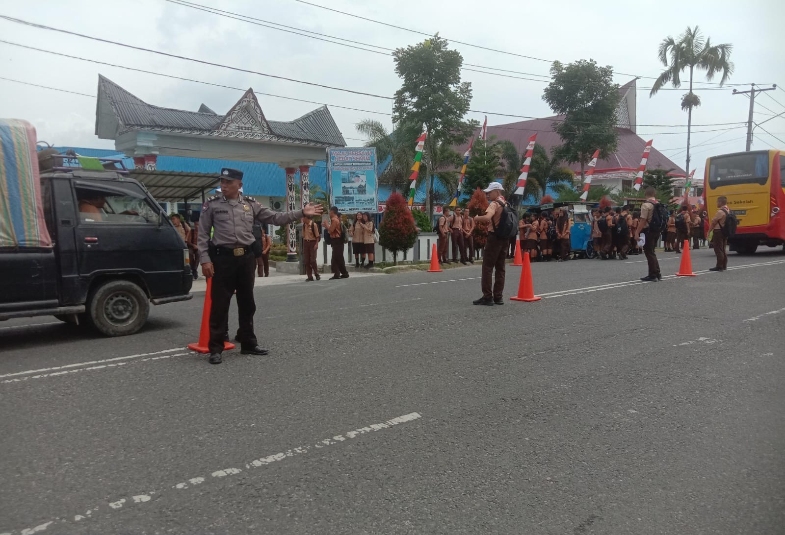 Polsek Raya Amankan Arus Lalu Lintas di Jalan Sutomo dengan Strong Point