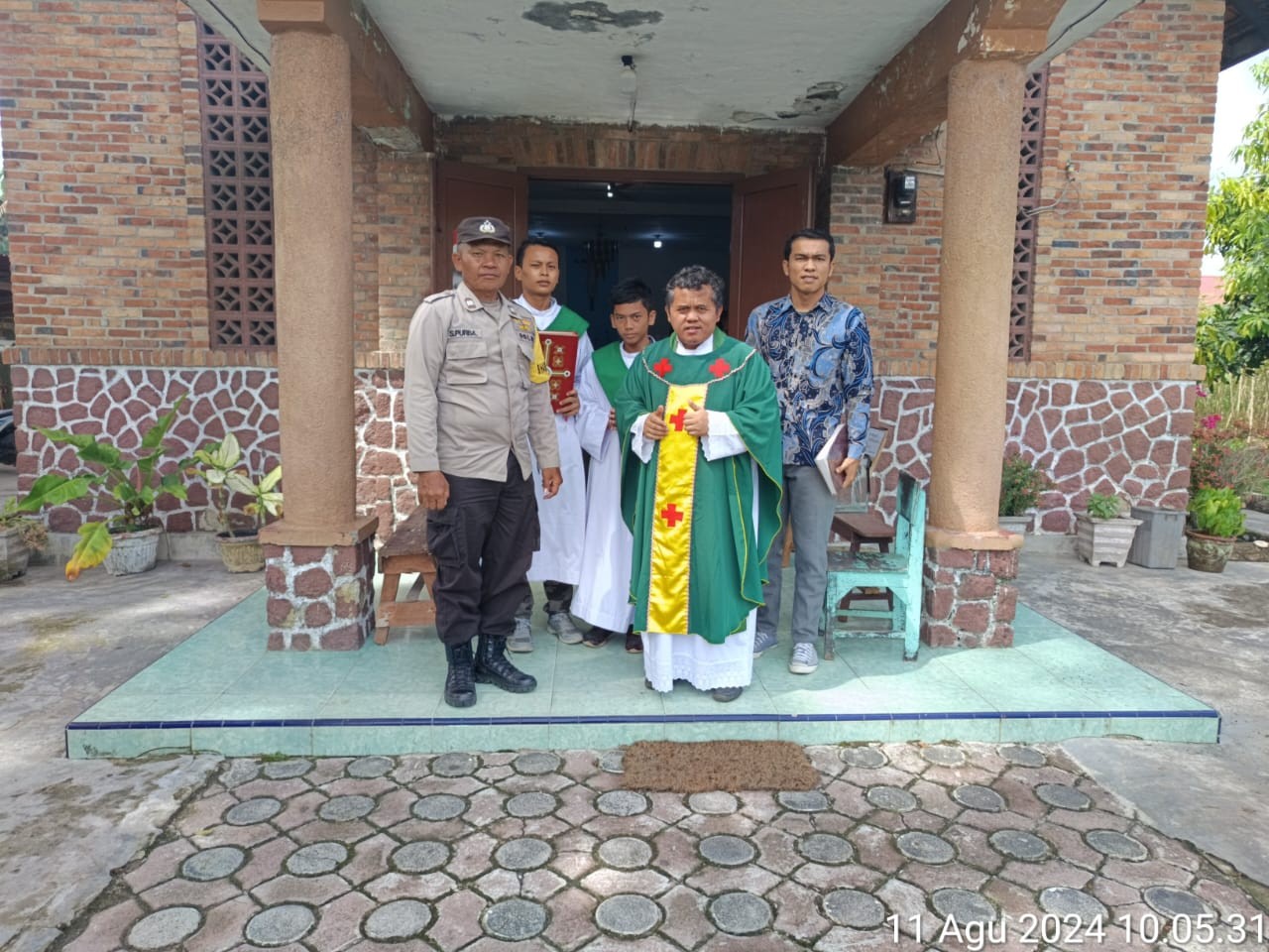 Polsek Serbalawan Amankan Ibadah Minggu di Gereja Katolik St. Yosef: Pastikan Rasa Aman dan Nyaman