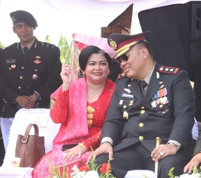 Dibikin Romantis Kapolres Didampingi Ketua Bhayangkari Simalungun Ikuti Upacara HUT RI Ke 79