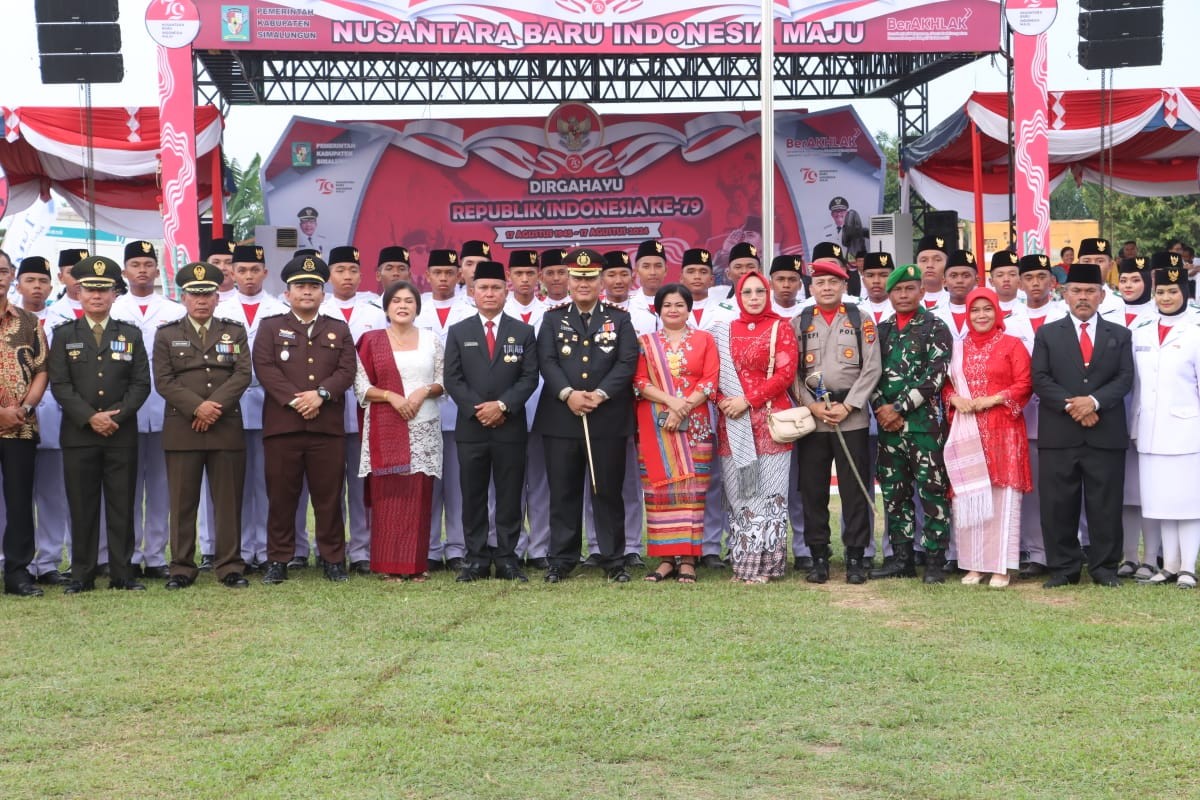 Khidmat dan Meriah, Kapolres Simalungun Pimpin Aubade dan Upacara Penurunan Bendera HUT RI ke-79 di 