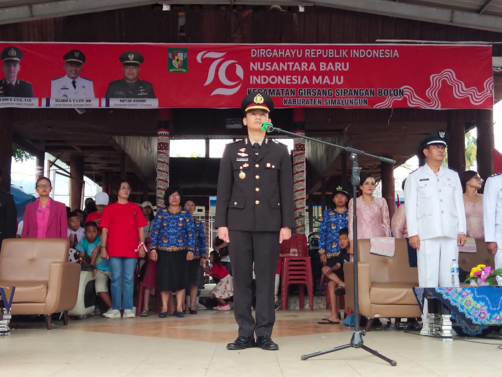 Kapolsek Parapat Pimpin Upacara Penurunan Bendera HUT-RI ke-79 di Open Stage Parapat dan Berjalan Kh