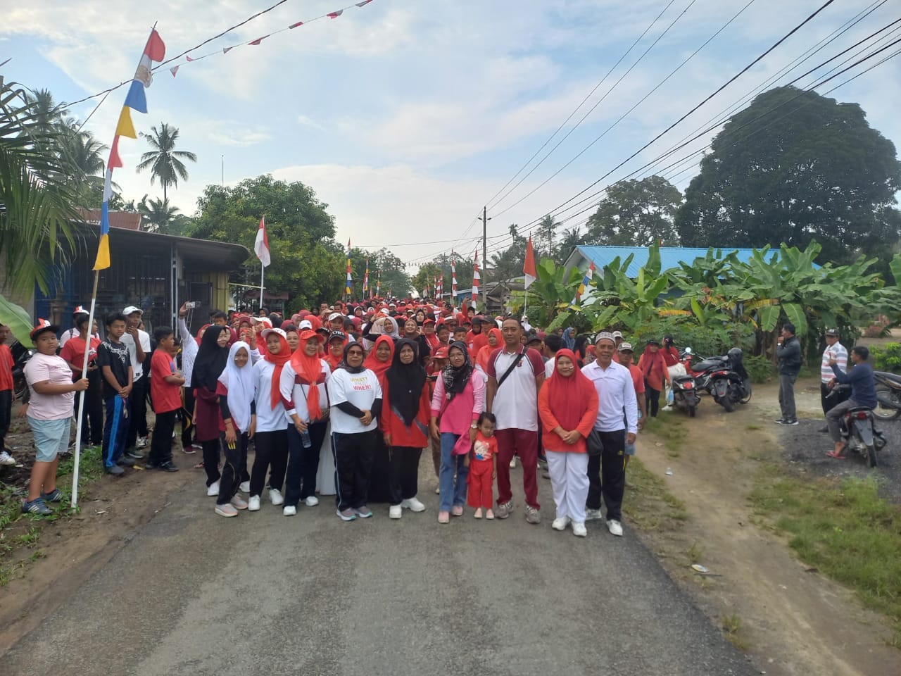 Polsek Perdagangan Bersama Warga Bandar Masilam I Gelar Jalan Santai Meriahkan HUT RI ke-79