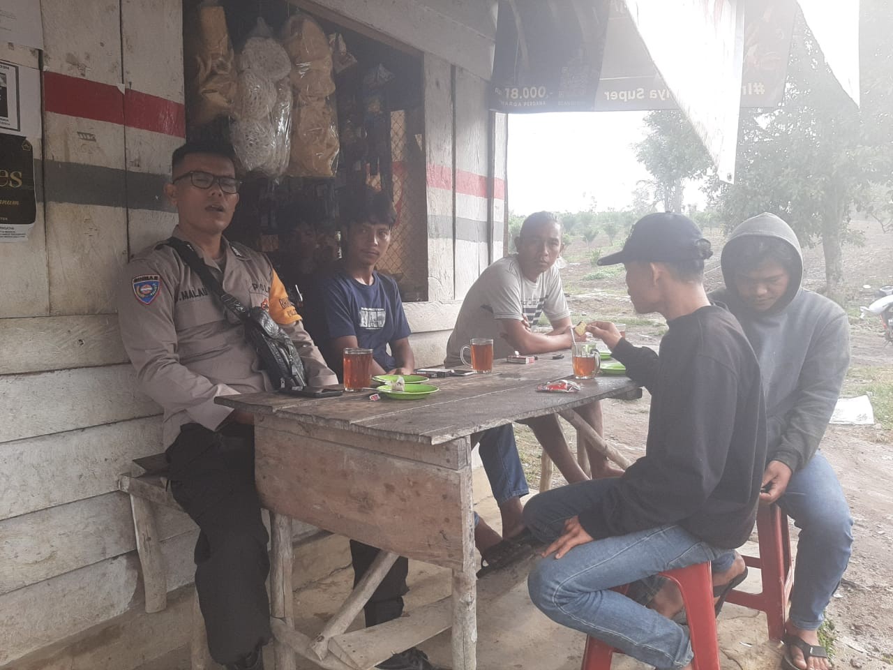 Polsek Dolok Pardamean Ajak Warga Jauhi Judi Online dan Narkoba Melalui Sambang di Warung Kopi