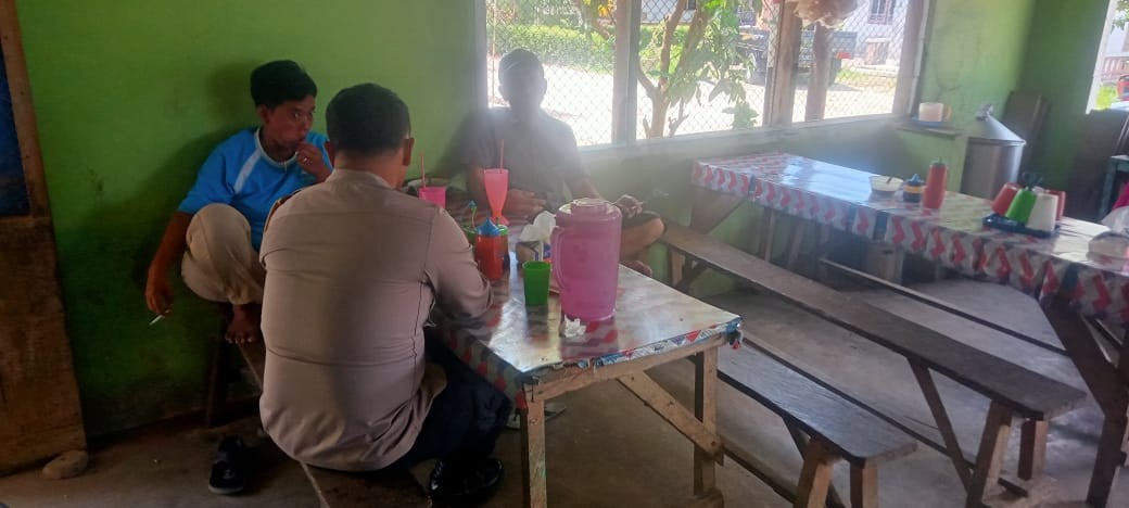 Bhabinkamtibmas Polsek Perdagangan Gelar Patroli Dialogis di Warung Miso Kampung Baru, Ajak Warga Wa