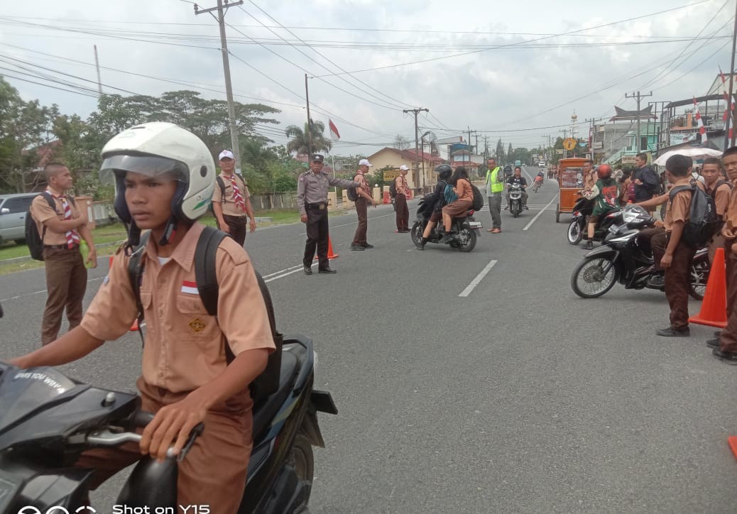 Polsek Raya Laksanakan Pengaturan Lalu Lintas Siang Hari, Pastikan Kelancaran di Jalan Sutomo