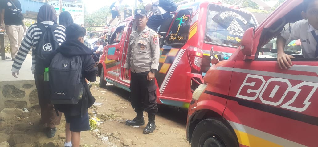 Polsek Dolok Pardamean Laksanakan Strong Point di Depan SMP Sipintuangin, Ciptakan Kelancaran Lalu L