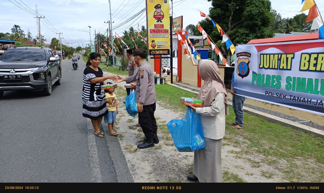 Polsek Tanah Jawa Gelar Aksi Sosial Jumat Berkah, Bagikan Nasi Kotak dan Sosialisasi Keselamatan Ber