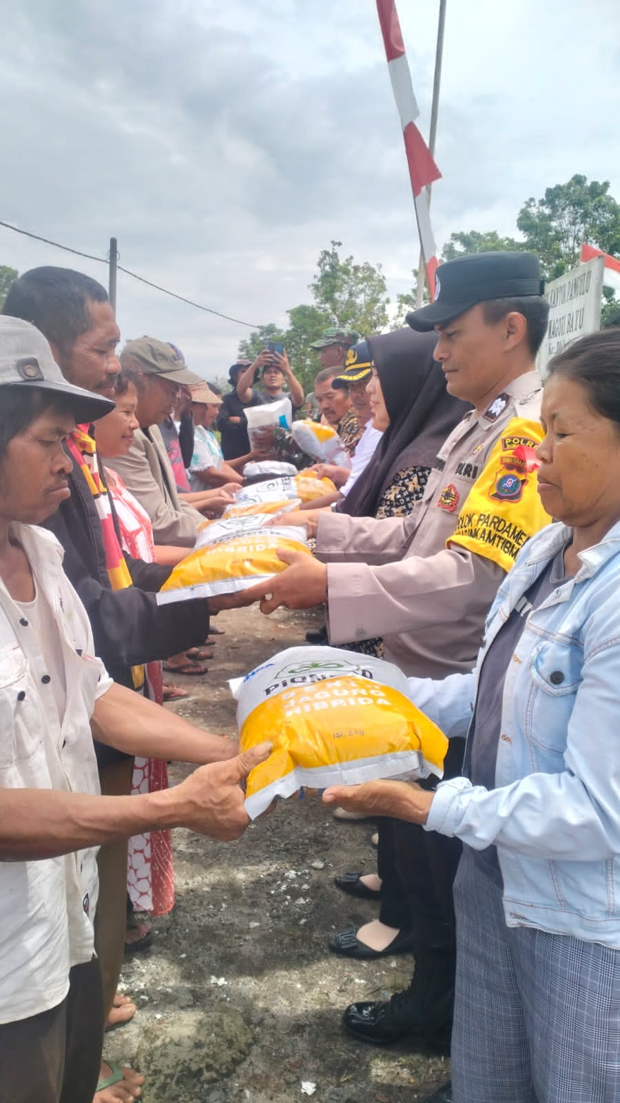 Polsek Dolok Pardamean Kawal Penyaluran Program Ketahanan Pangan di Nagori Bayu