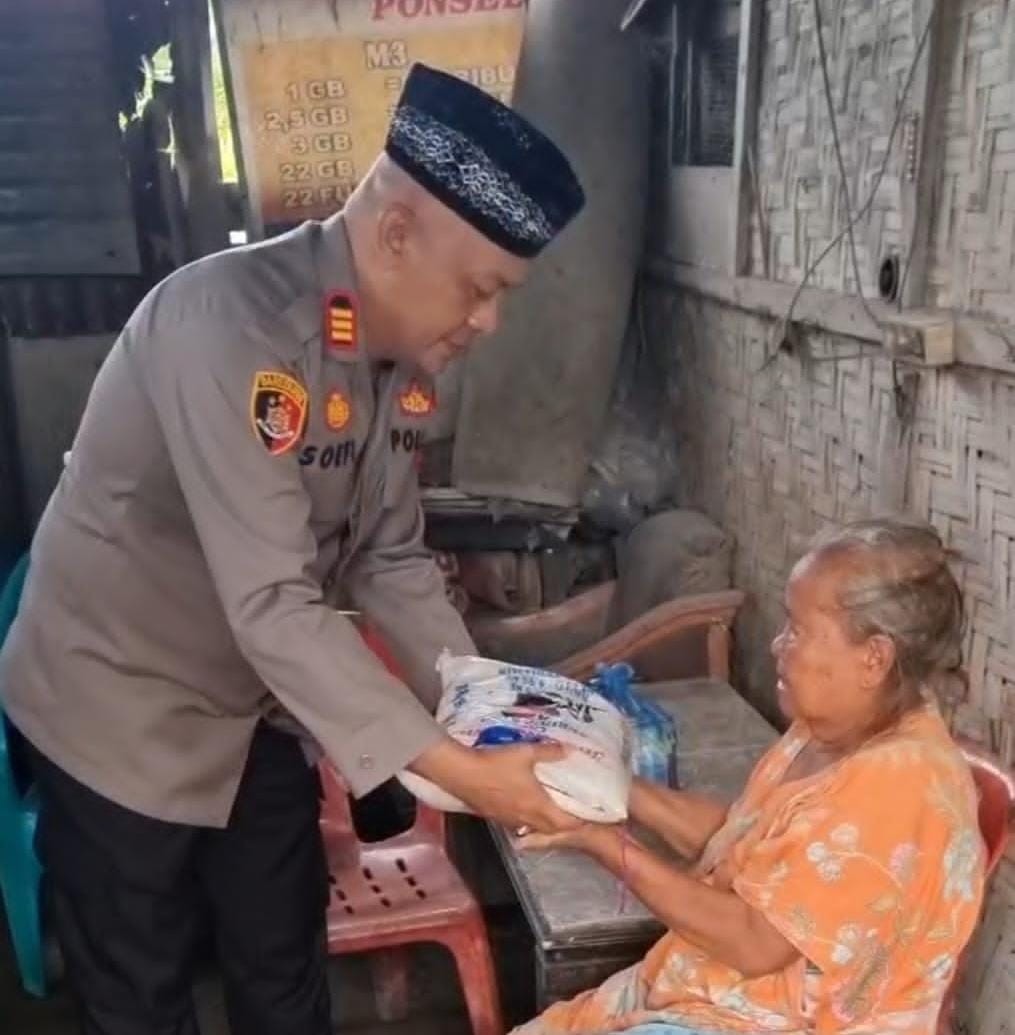 Kapolsek Perdagangan AKP Ibrahim Sopi, SH, Salurkan Bantuan Sembako dalam Kegiatan Jumat Barokah di 