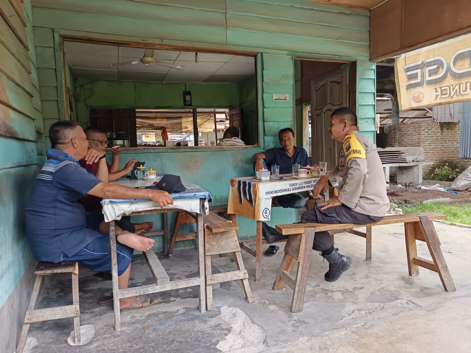 Polsek Serbalawan Gelar Patroli dan Tatap Muka di Warung Kopi Serbalawan, Sampaikan Pesan Kamtibmas