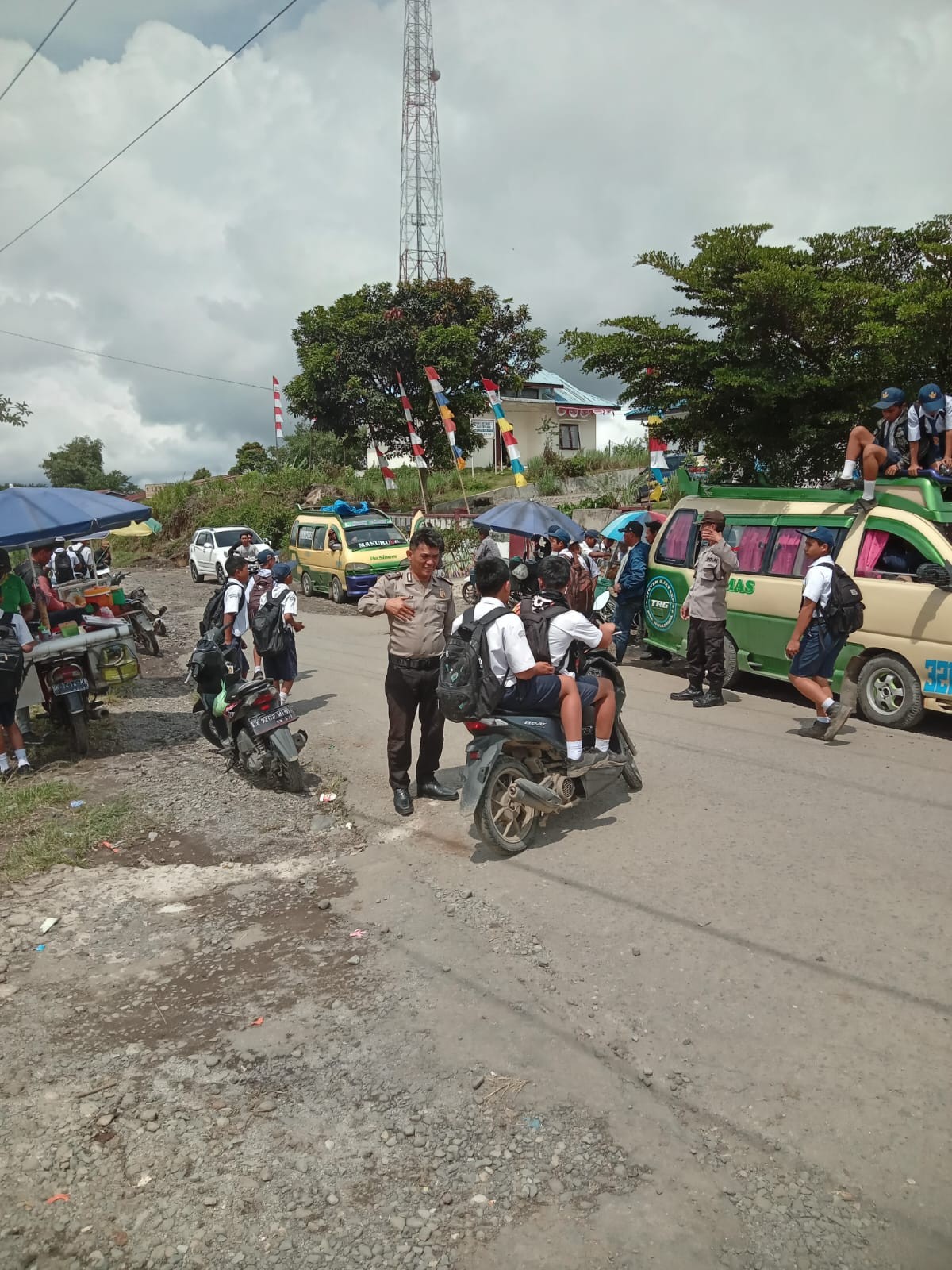 Polsek Dolok Silau Gelar Pengaturan Lalu Lintas di Depan SMP N 1 Dolok Silau, Utamakan Keselamatan P