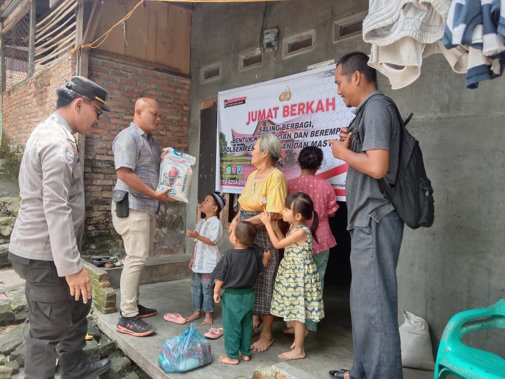 Polsek Perdagangan Gelar Kegiatan Jumat Barokah, Berikan Bantuan Sembako