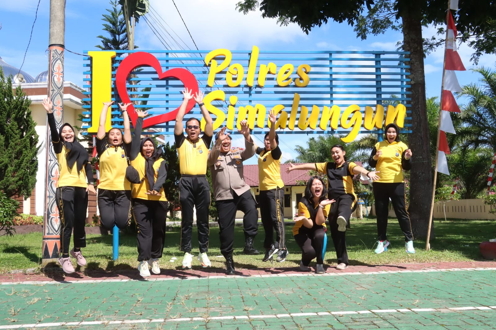 Polwan Polres Simalungun Gelar Lomba Makan Kerupuk dalam Rangka HUT Polwan RI ke-76 Tahun 2024