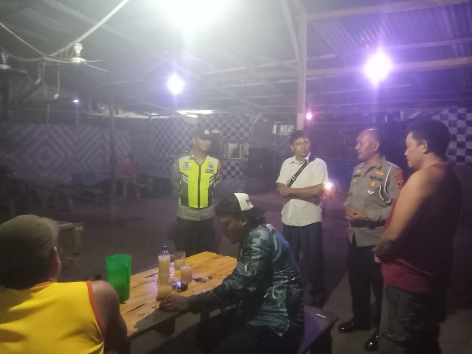 Polsek Tanah Jawa Gelar Patroli Dialogis di Cafe 88