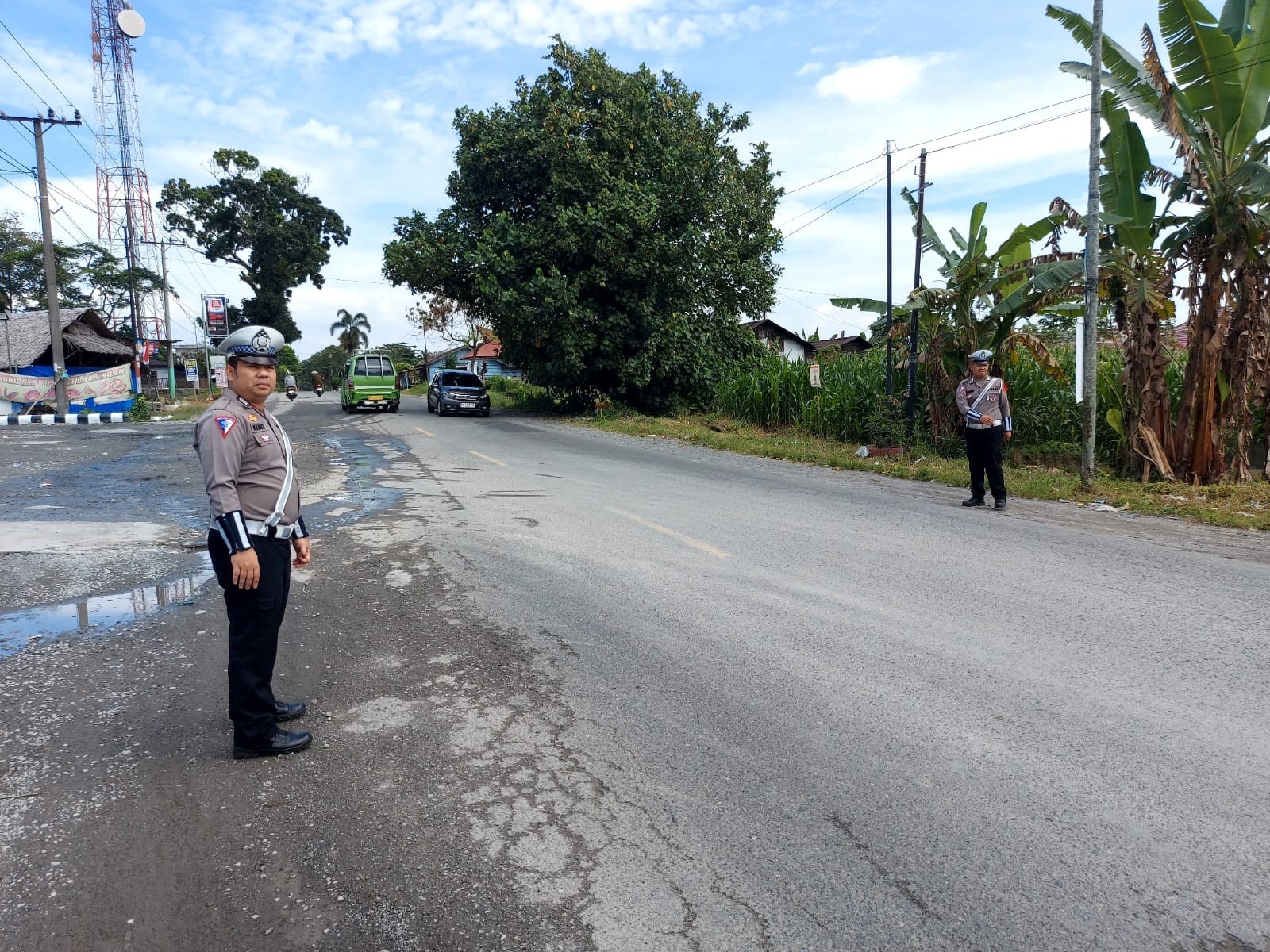 Polres Simalungun Lakukan Pengamanan dan Pengaturan Lalu Lintas di Jalur Wisata Parapat Saat Libur A