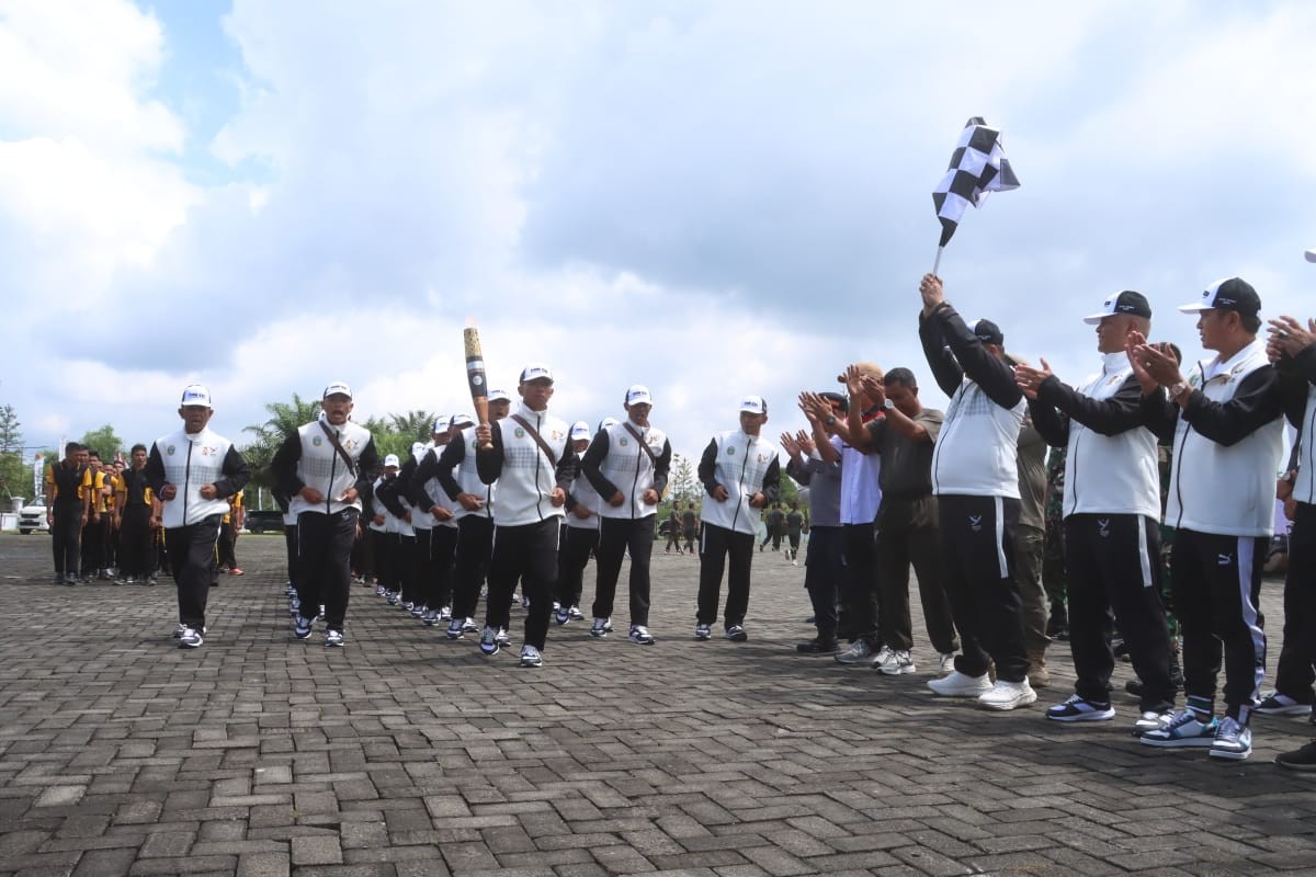 Kapolres Simalungun Lepas Pasukan Kirab Pembawa Api PON XXI Aceh-Sumut