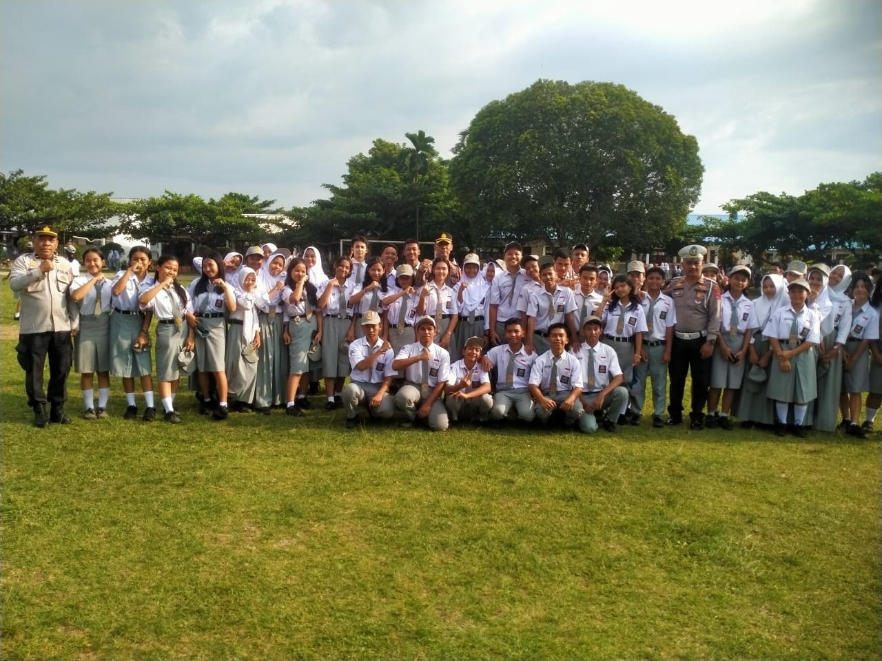 Kapolsek Tanah Jawa Berikan Arahan pada Upacara Bendera di SMAN 1 Tanah Jawa