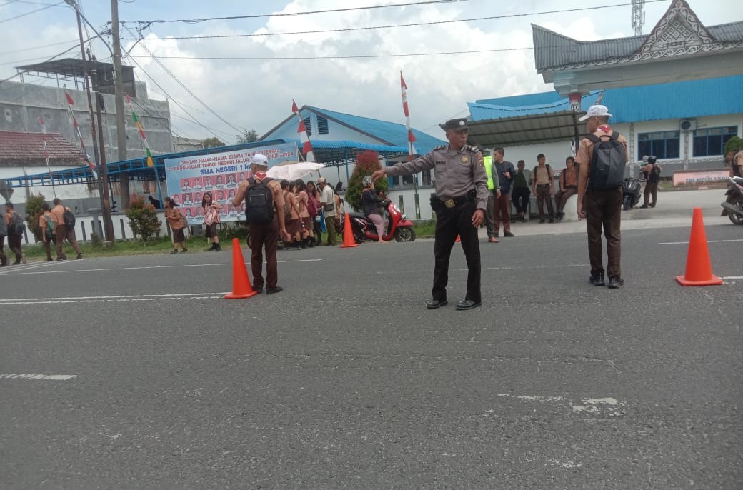 Polsek Raya Gelar Penjagaan dan Pengaturan Lalu Lintas di Jalan Sutomo