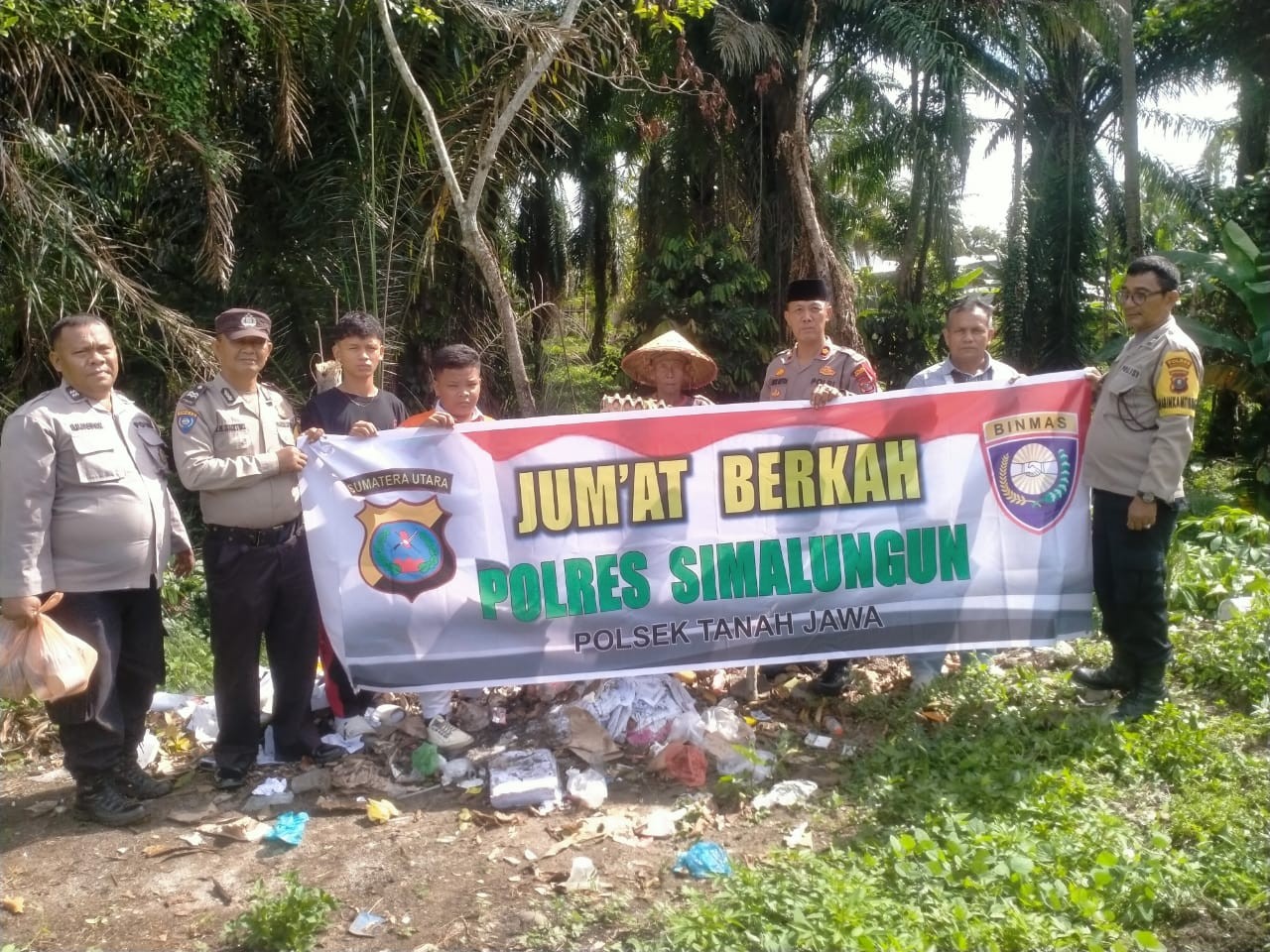 Polsek Tanah Jawa Gelar Kegiatan Jumat Berkah, Bagikan Sembako dan Ajak Warga Jaga Kondusivitas