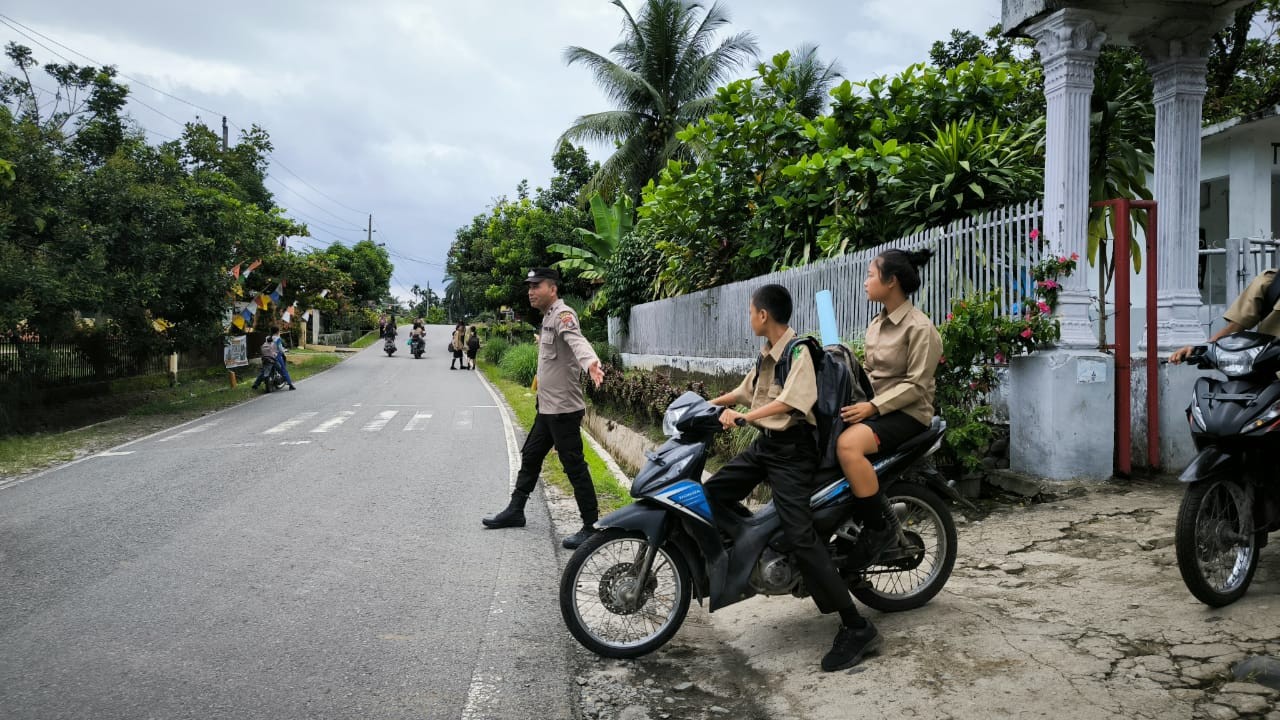 Polsek Raya Kahean Lakukan Penjagaan dan Pengaturan Lalu Lintas di Depan SMA Negeri 1