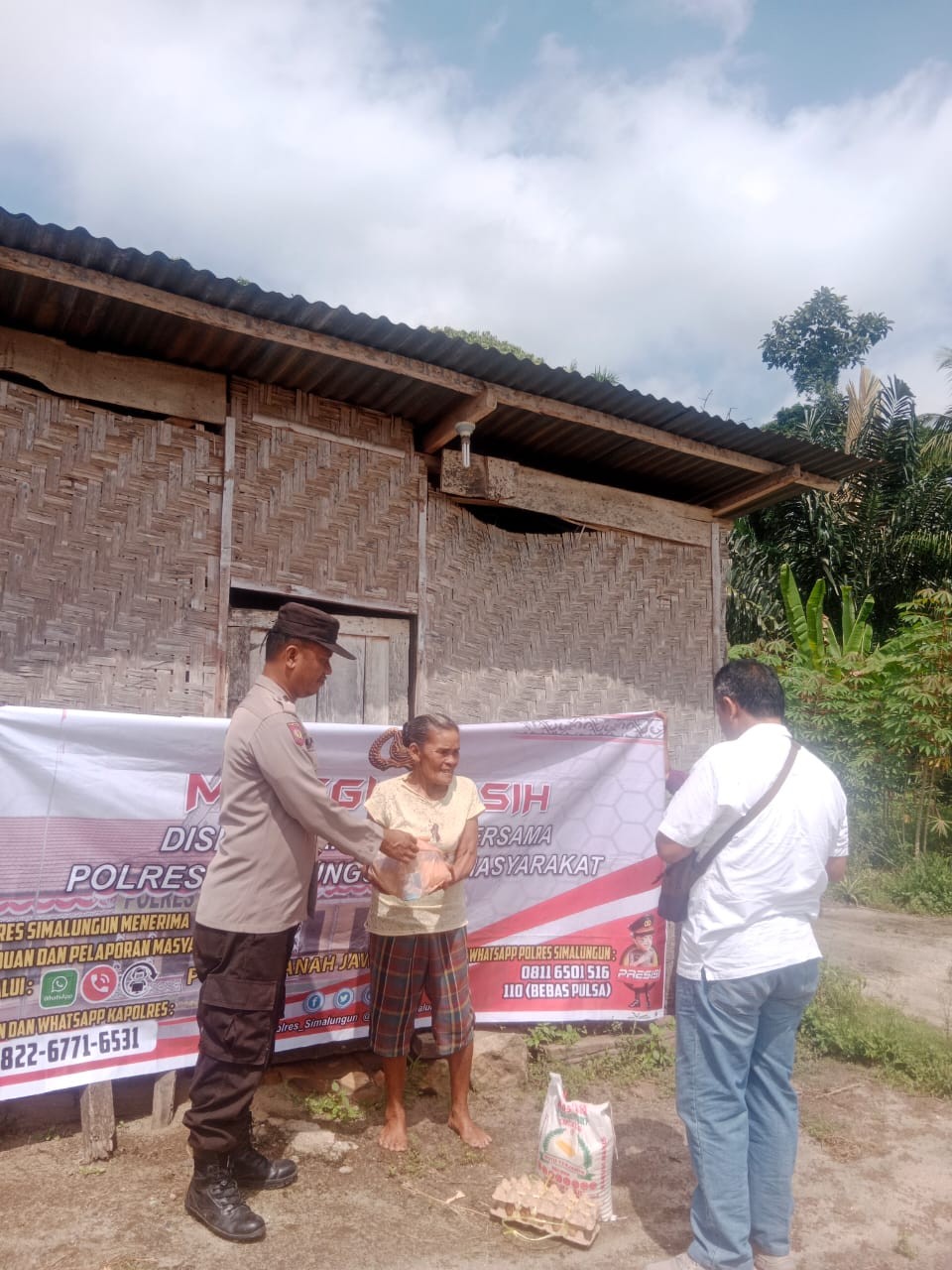 Polsek Tanah Jawa Laksanakan Program, Minggu Kasih dengan Membagikan Sembako