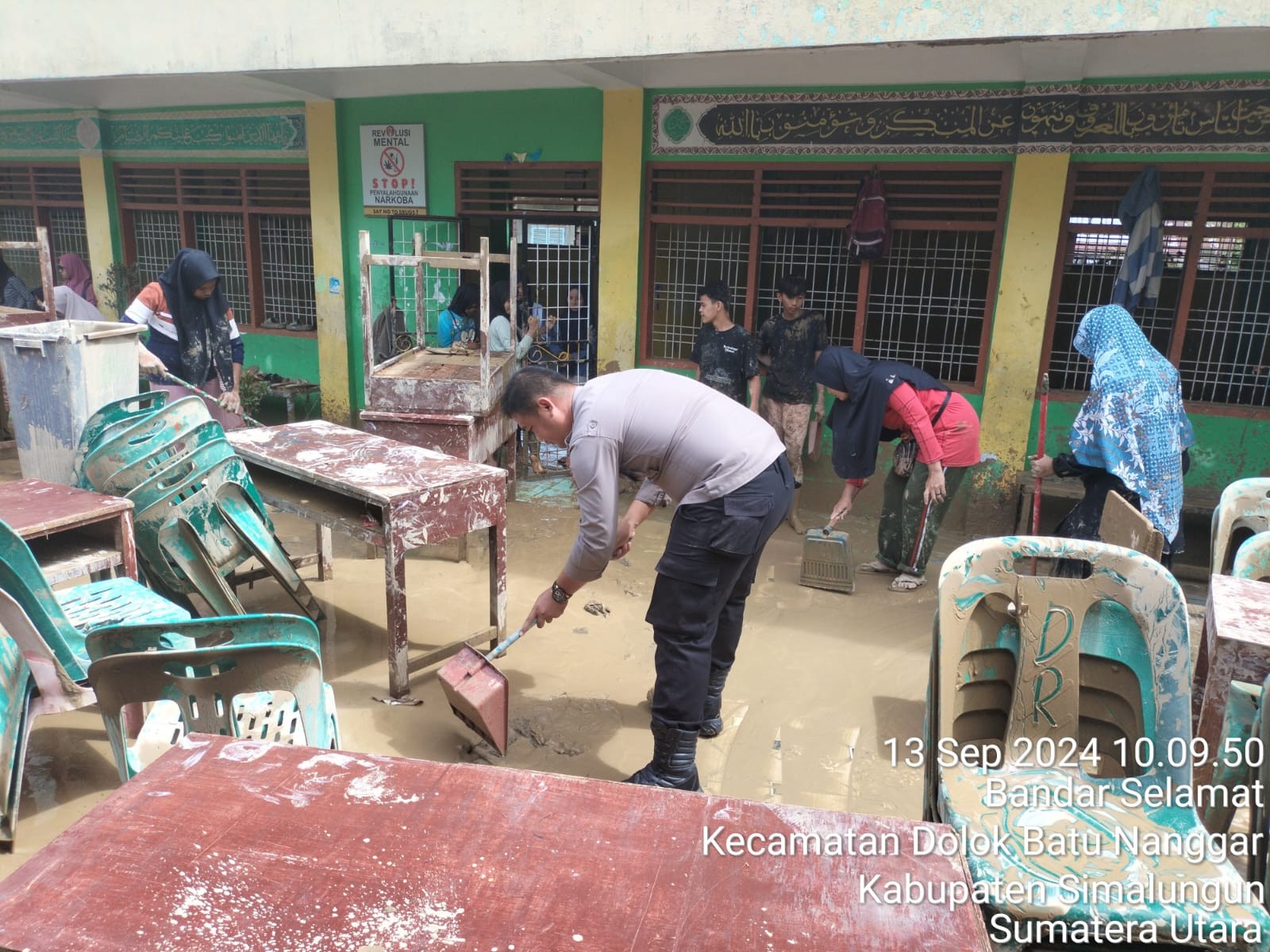 Sinergi TNI-Polri dan Pemerintah Kecamatan Dolok Batu Nanggar, Evakuasi Cepat Bantu Korban Banjir di