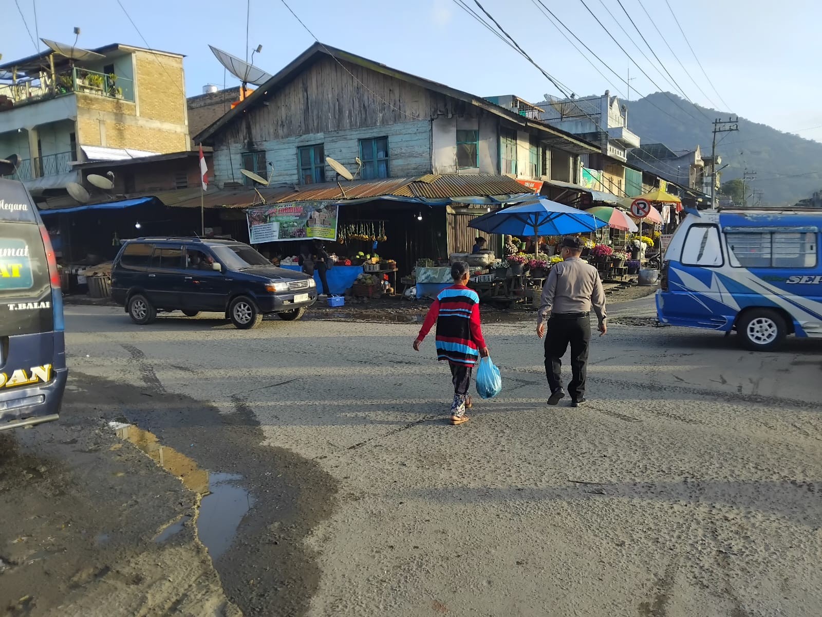 Polsek Saribudolok Gelar Penjagaan dan Pengaturan Lalu Lintas Pagi di Simpang 4 Saribudolok-Kabanjah