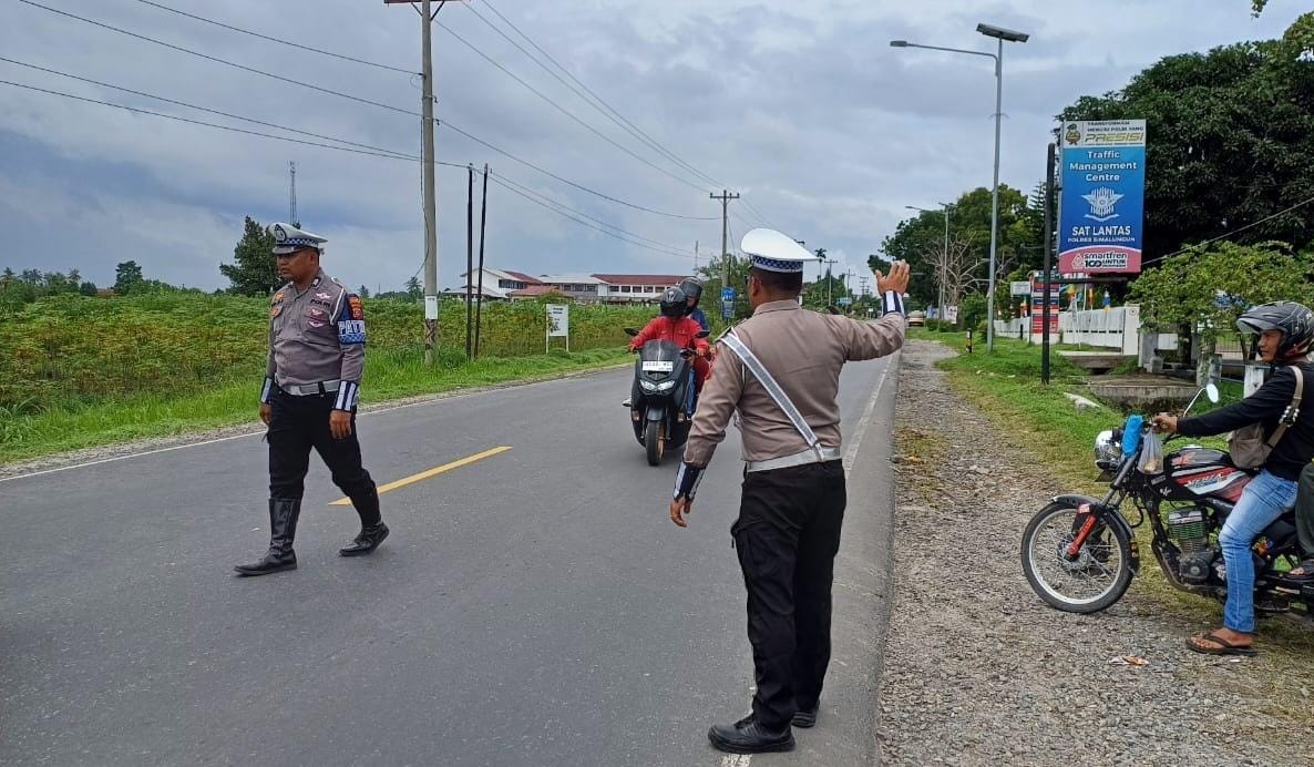 Satlantas Polres Simalungun Amankan Arus Lalu Lintas di Jalur Wisata Parapat Selama Libur Weekend