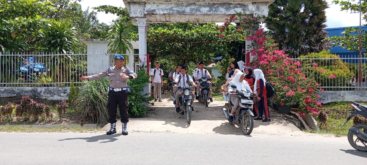 Polsek Raya Kahean Laksanakan Strong Point dan Pengaturan Lalu Lintas di Depan SMA Negeri 1